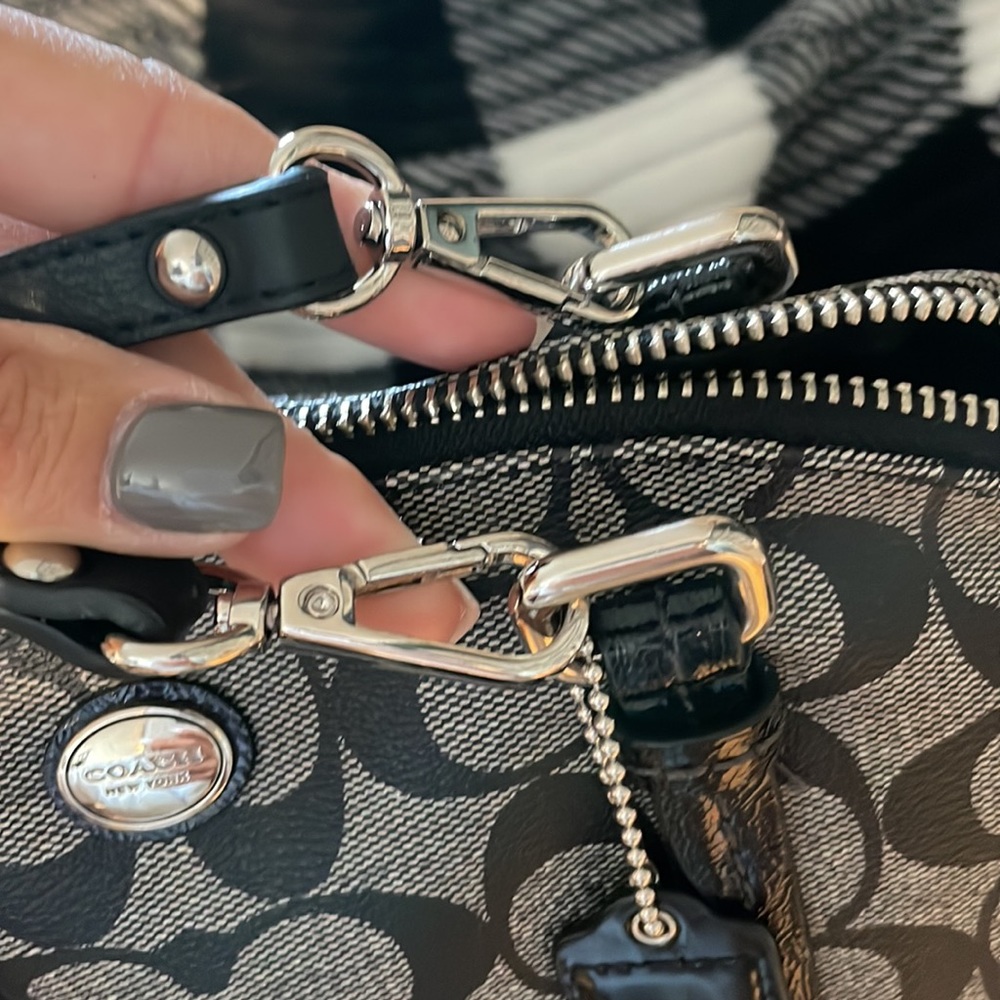 🔥EUC COACH Black/Gray Signature Coated
Canvas and Leather Peyton Dome Satchel - Picture 4 of 7